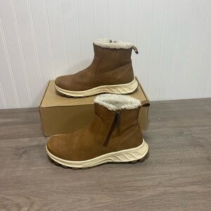 Use women Khombu boots Sienna Brown size 8